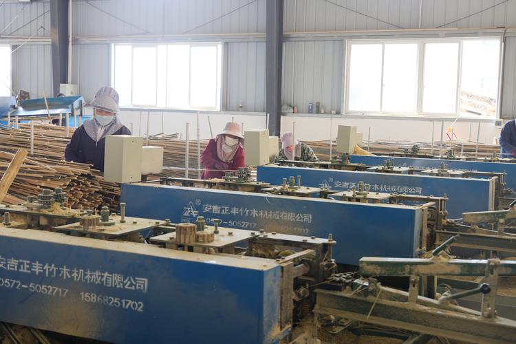 咸宁咸安因地制宜建扶贫车间 楠竹加工敲开致富门